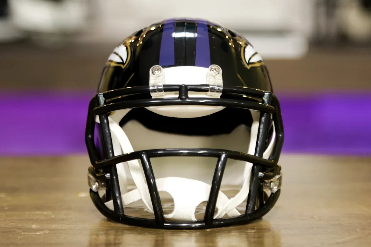 Baltimore Ravens Salute To Service Casque Miniature Riddell Speed Baltimore Ravens - Édition Salute To Service NFL, Taille 5 Pouces, Collection Réplique Casque Football Moitié Taille Baltimore Ravens Salute To Service Casque Miniature Riddell Speed Baltimore Ravens - Édition Salute To Service NFL, Taille 5 Pouces, Collection Réplique Casque Football Moitié Taille